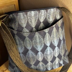 Elegant Leaf Pattern Shoulder Bag